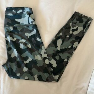 NEW WITHOUT TAGS Athleta Lightning 7/8 tight camo leggings SMALL